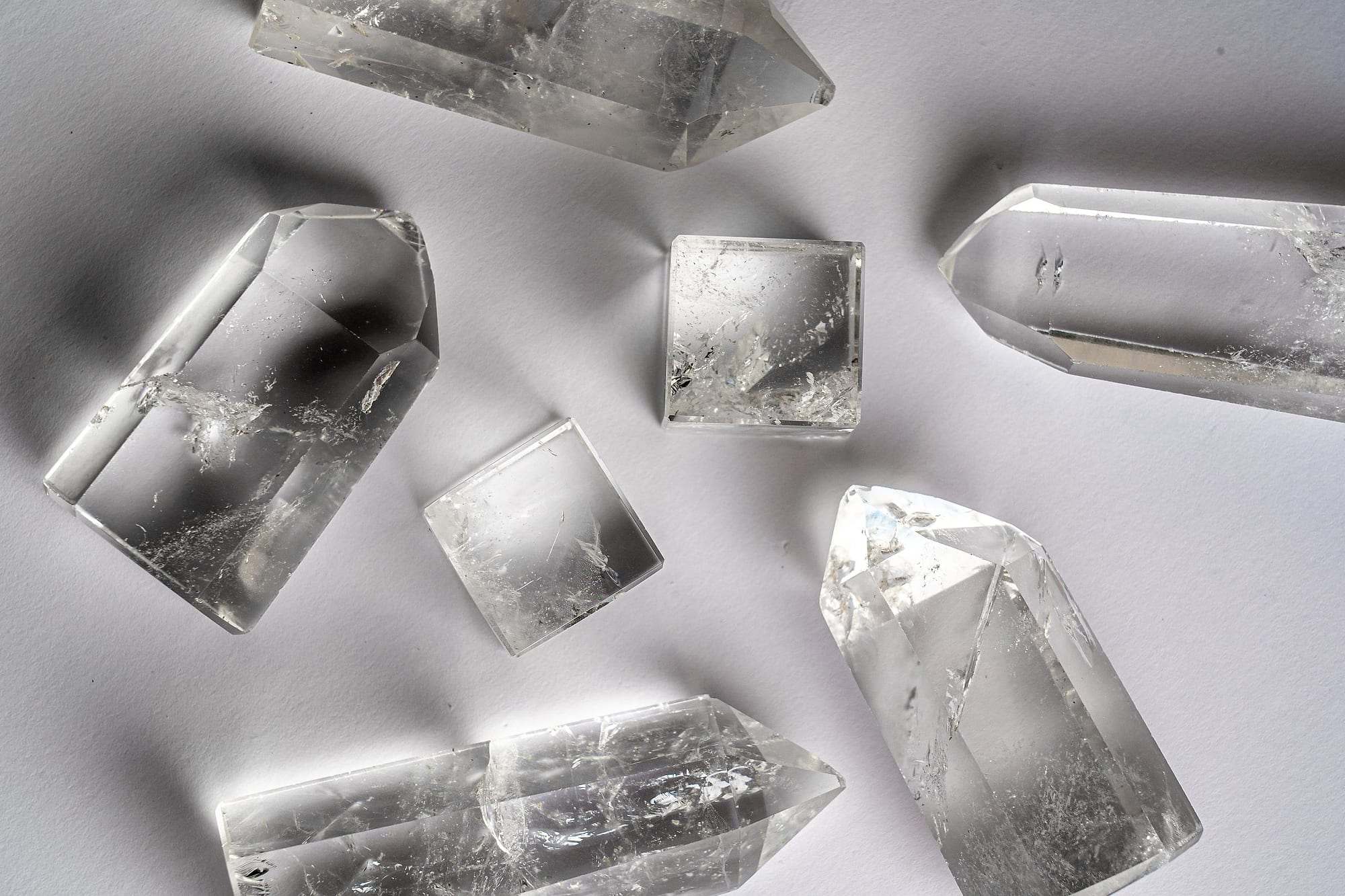 Cristales de cuarzo transparente sobre una superficie blanca
