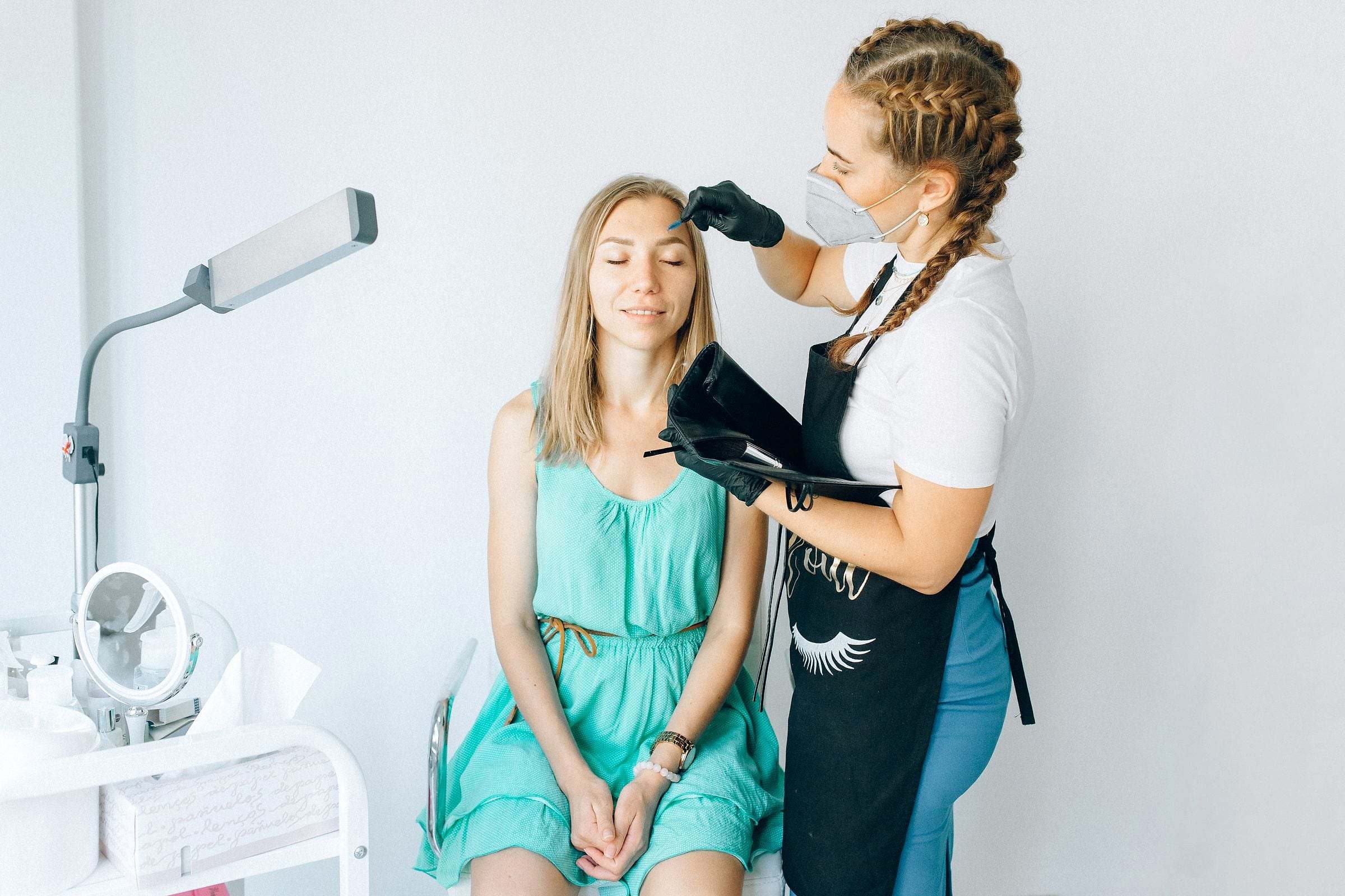 Diseño y trabajo de cejas en un estudio de belleza luminoso